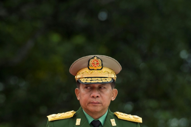 Le général Min Aung Hlaing arrive pour rendre hommage au héro de l'indépendance le général Aung San et huit autres personnes assassinées en 1947, lors d'une cérémonie à Rangoun le 19 juillet 2018 ( AFP / STR )
