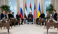 Photo prise et publiée par la Cour présidentielle des Émirats arabes unis, le 23 janvier 2026, montrant le président des Émirats arabes unis, Cheikh Mohamed ben Zayed al-Nahyan (c), et les chefs des délégations participant aux pourparlers trilatéraux organisés par les Émirats arabes unis entre les États-Unis, la Russie et l'Ukraine, au palais Al Shati à Abou Dhabi ( UAE PRESIDENTIAL COURT / - )