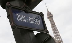 Un panneau de rue indiquant "Quai d'Orsay" est visible près de la tour Eiffel à Paris
