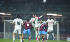 Reims passe par un trou de souris contre Bourgoin et file en quarts de Coupe de France