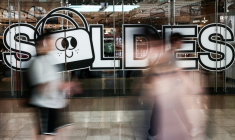 Des passants marchent à proximité de l'entrée d'un centre commercial annonçant les soldes, le 25 juin 2025 à Paris ( AFP / Thibaud MORITZ )