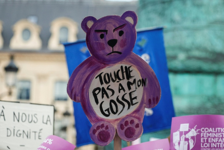 Manifestation contre les violences sexuelles devant le ministère de la Justice, place Vendôme, alors qu'une commission spéciale de l'Assemblée nationale examine un projet de loi visant à protéger les femmes et les enfants, le 7 septembre 2026 à Paris ( AFP / GEOFFROY VAN DER HASSELT )