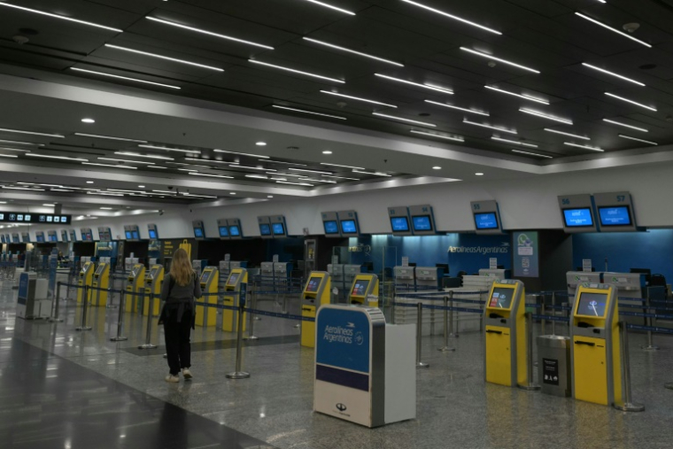 L'aéroport Jorge Newbery vide en raison des vols annulés lors d'une grève de 24 heures de tous les transports, à l'exception des bus, appelée par les syndicats contre la politique économique du président argentin Javier Milei, le 10 avril 2025 à Buenos Aires ( AFP / JUAN MABROMATA )