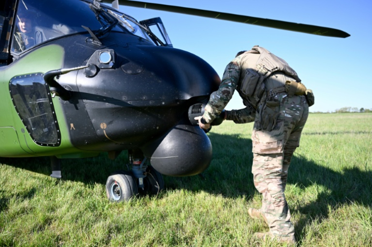 Le pilote d'un hélicoptère français Caïman procède à des vérifications avant un exercice militaire à Semoutiers-Montsaon, en Haute-Marne, le 23 avril 2026  ( AFP / Jean-Christophe VERHAEGEN )