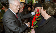 PHOTO DE FICHIER : LE PREMIER MINISTRE FRANCAIS LIONEL JOSPIN SERRE LA MAIN A BESANCON