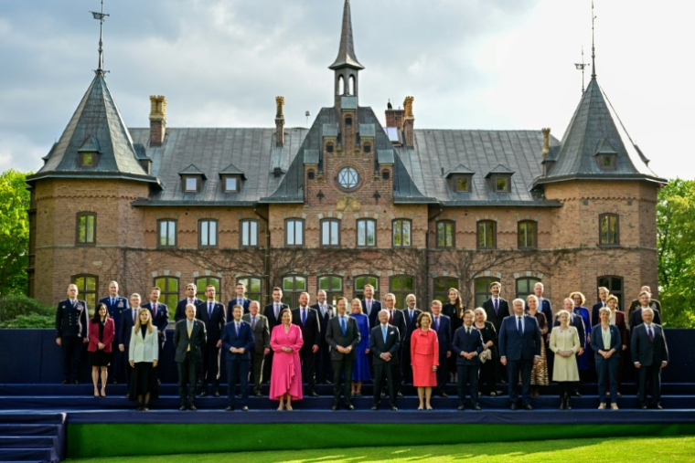 Les ministres des affaires étrangères de l'Otan réunis autour du secrétaite général de l'Otan Mark Rutte, au centre, près de du roi Carl Gustaf de Suède, de la reine Silvia et du Premier ministre suédois Ulf Kristersson, à Helsingborg, en Suède, le 21 mai 2026 ( TT NEWS AGENCY / Johan Nilsson/TT )