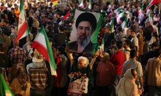 Un portrait du guide suprême iranien, l'ayatollah Mojtaba Khamenei, lors d'un rassemblement à Téhéran, le 13 mai 2026 ( AFP / ATTA KENARE )
