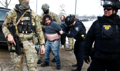 Des policiers fédéraux interpellent une personne près d'un bâtiment fédéral à Minneapolis, le 9 janvier 2026 ( AFP / CHARLY TRIBALLEAU )