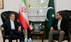 Cette photo diffusée le 25 avril 2026 par le ministère iranien des Affaires étrangères montre le ministre, Abbas Araghchi (G) reçu par le chef de l'armée pakistanaise, Asim Munir (D)à Islamabad  ( Iranian Foreign Ministry / - )