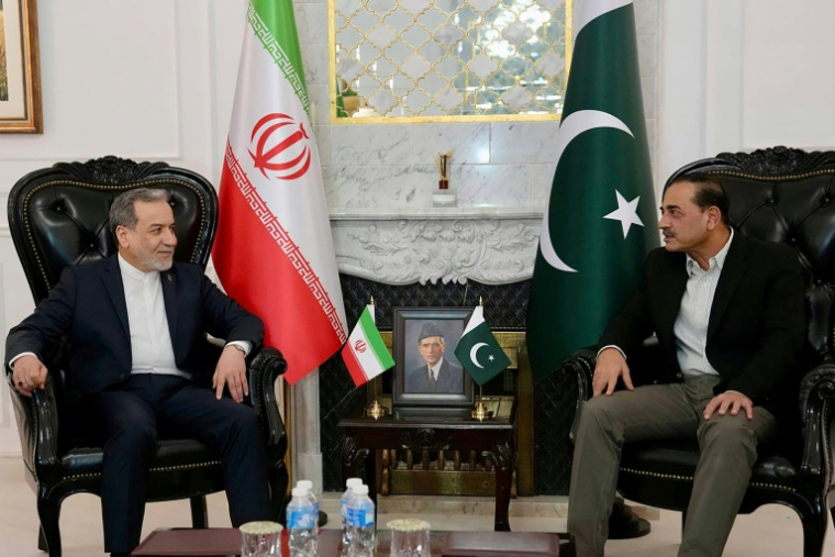 Cette photo diffusée le 25 avril 2026 par le ministère iranien des Affaires étrangères montre le ministre, Abbas Araghchi (G) reçu par le chef de l'armée pakistanaise, Asim Munir (D)à Islamabad  ( Iranian Foreign Ministry / - )
