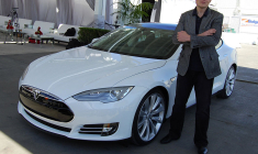 Elon Musk devant l'usine Tesla de Fremont. (crédit : Maurizio Pesce)