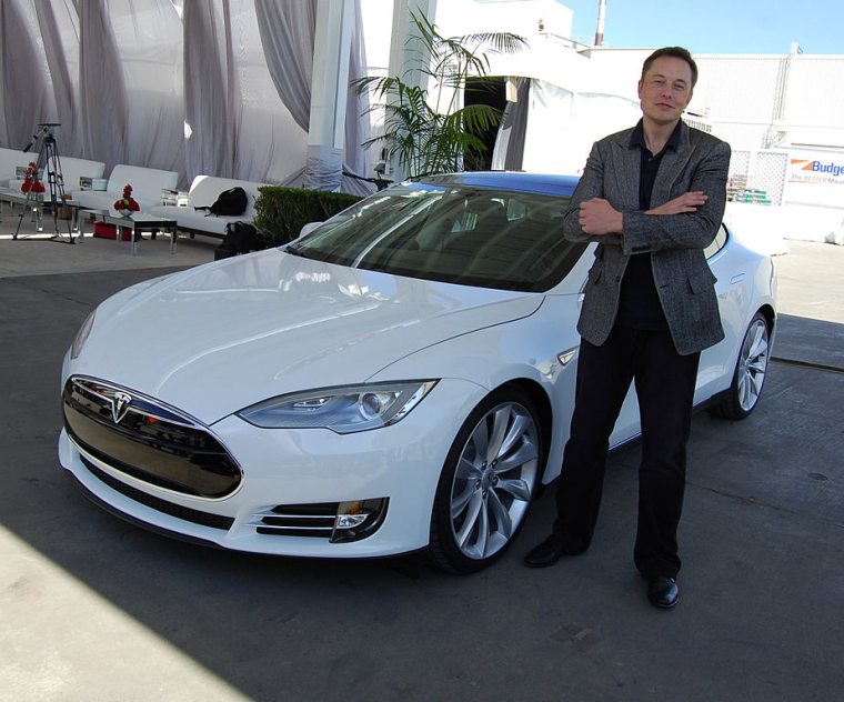 Elon Musk devant l'usine Tesla de Fremont. (crédit : Maurizio Pesce)