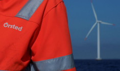 Le logo d'Orsted est visible sur la veste portée par un employé du parc éolien offshore d'Orsted près de Nysted