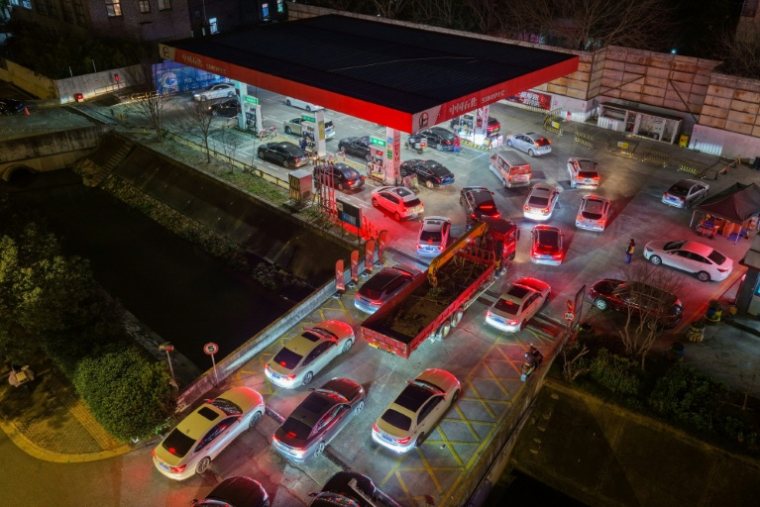 Des automobilistes font la queue pour prendre de l'essence dans une station-service à Nanjing, dans l'est de la Chine, le 9 mars 2026 ( CN-STR / - )