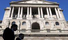 Des travailleurs passent devant la Banque d'Angleterre à Londres