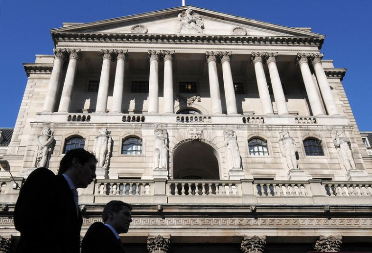 Des travailleurs passent devant la Banque d'Angleterre à Londres