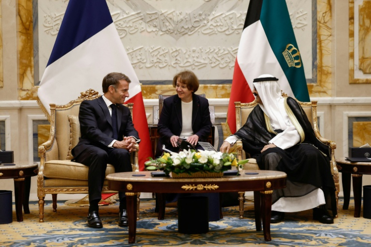 Le président Emmanuel Macron s'entretient avec l'émir du Koweït Mechaal al-Ahmad Al-Sabah, le 19 octobre 2026, au Palais de Bayan à Koweït ( POOL / Benoit Tessier )