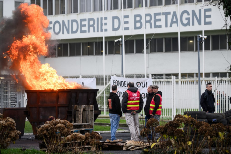 Des employés de Fonderies de Bratagne à Caudan, le 18 décembre 2024. ( AFP / LOIC VENANCE )