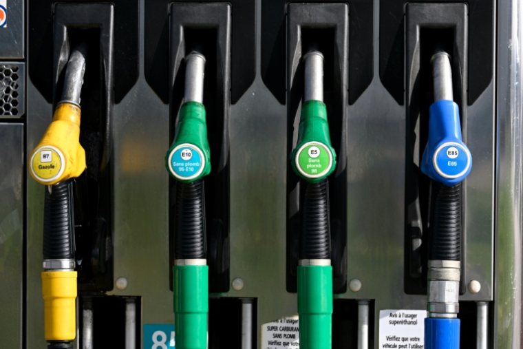 Des pompes à essence dans une station-service à Thionville, le 9 mars 2026 en Moselle ( AFP / Jean-Christophe VERHAEGEN )
