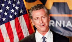 LE GOUVERNEUR CALIFORNIEN CONSERVE SON POSTE