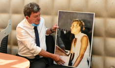 Jacky Kulik à côté d'un portrait de sa fille Elodie Kulik, le 14 juin 2021, avant l'ouverture du procès en appel de Willy Bardon devant la cour d'assises de Douai, dans le Nord ( AFP / DENIS CHARLET )