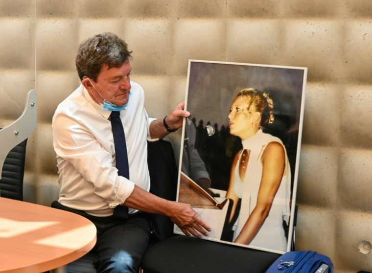 Jacky Kulik à côté d'un portrait de sa fille Elodie Kulik, le 14 juin 2021, avant l'ouverture du procès en appel de Willy Bardon devant la cour d'assises de Douai, dans le Nord ( AFP / DENIS CHARLET )