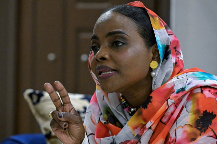 La ministre soudanaise des Affaires sociales Souleima Ishaq al-Khalifa lors d'un entretien avec l'AFP à Omdurman, près de Khartoum, le 18 avril 2026 ( AFP / Khaled DESOUKI )