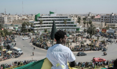 Un supporter sénégalais de l'équipe de football du pays participe le 20 janvier 2026 à Dakar à la parade populaire pour célébrer les Lions de la Teranga et leur victoire à la CAN-2025 face au Maroc  ( AFP / GUY PETERSON )