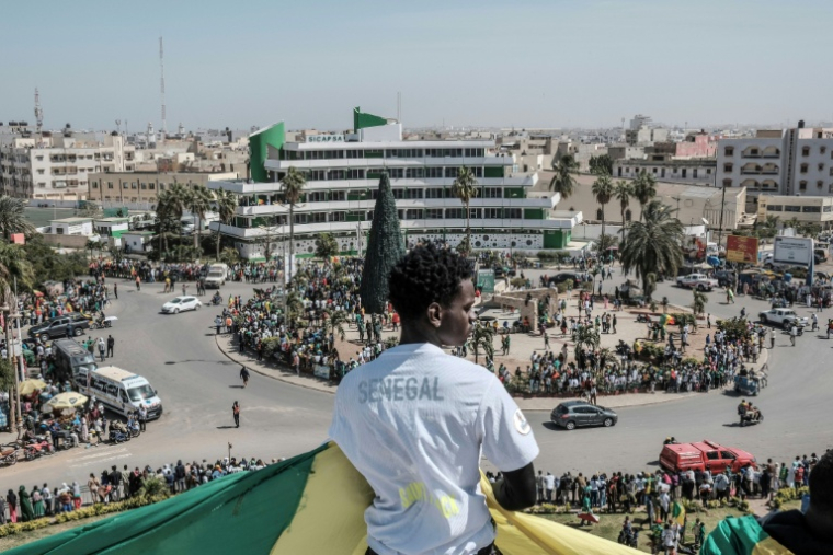 Un supporter sénégalais de l'équipe de football du pays participe le 20 janvier 2026 à Dakar à la parade populaire pour célébrer les Lions de la Teranga et leur victoire à la CAN-2025 face au Maroc  ( AFP / GUY PETERSON )