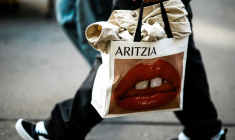 Un homme porte un sac de courses à Manhattan à New York