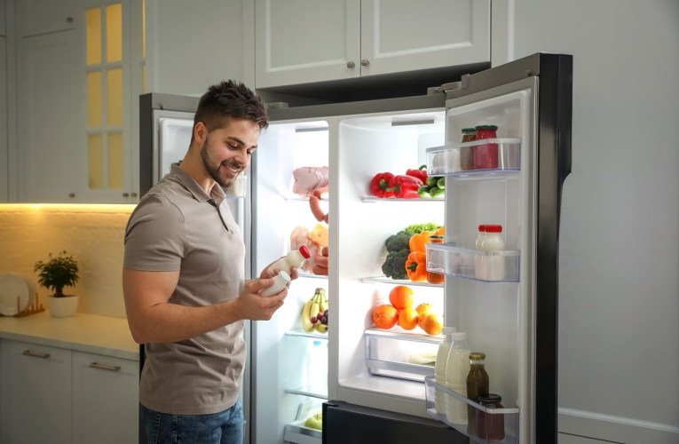 (Crédits photo : Adobe Stock - Homme vérifiant les dates de péremption sur ses produits frais)