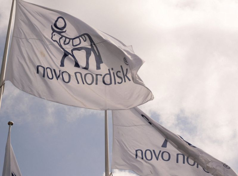 Les drapeaux de Novo Nordisk flottent devant les bureaux de Bagsvaerd, dans la banlieue de Copenhague