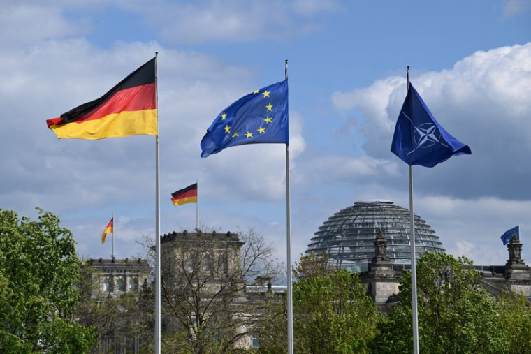 Les drapeaux allemand, de l'Union Européenne et de l'Otan