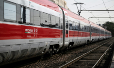 Un train à grande vitesse Frecciarossa de la compagnie ferroviaire italienne Trenitalia à son arrivée à la gare de Marseille, le 13 juin 2025. ( AFP / Miguel MEDINA )