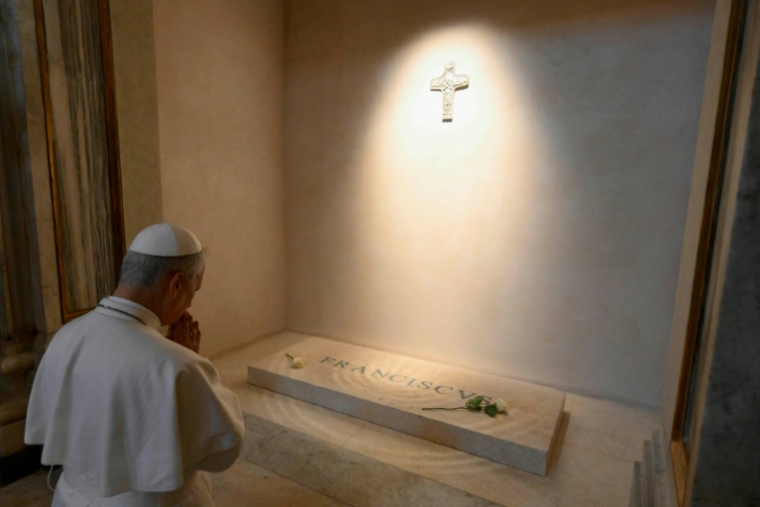 Le pape Léon XIV se recueille sur la tombe de François dans la basilique de Sainte-Marie-Majeure à Rome, le 10 mai 2025 ( VATICAN MEDIA / Handout )
