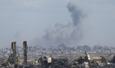 De la fumée s'élève après une frappe israélienne lors d'une opération israélienne, vue depuis le centre de la bande de Gaza