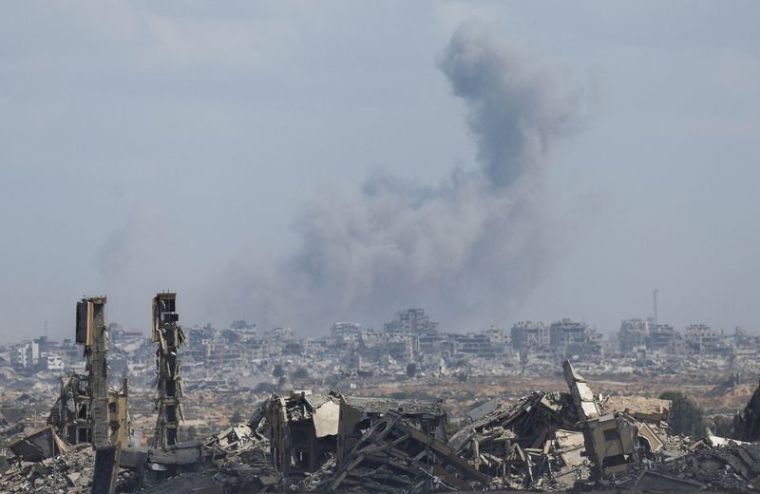 De la fumée s'élève après une frappe israélienne lors d'une opération israélienne, vue depuis le centre de la bande de Gaza