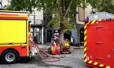 Des pompiers à proximité d'un immeuble ravagé par un incendie dans lequel trois corps ont été retrouvés, le 31 octobre 2026 à Clermont-Ferrand ( AFP / Alex MARTIN )
