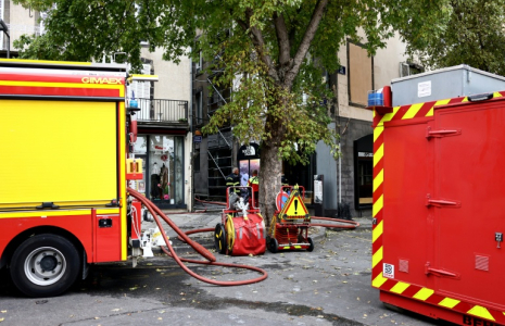 Des pompiers à proximité d'un immeuble ravagé par un incendie dans lequel trois corps ont été retrouvés, le 31 octobre 2026 à Clermont-Ferrand ( AFP / Alex MARTIN )