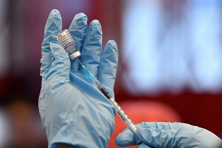 Une infirmière prépare une dose d'un vaccin contre le COVID-19 dans une clinique de Belfast, en Irlande du Nord