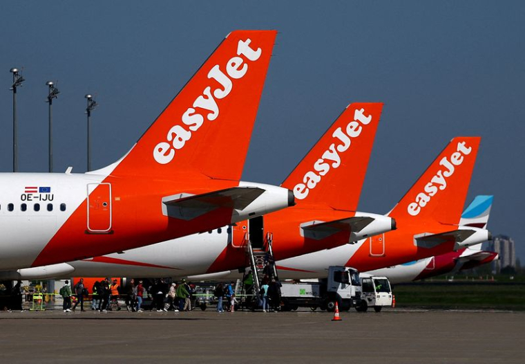 Des passagers montent à bord d'un avion easyJet à l'aéroport de Berlin Brandenburg à Schoenefeld