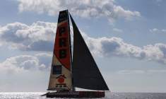 Un monocoque de classe IMOCA au large de La Forêt-Fouesnant