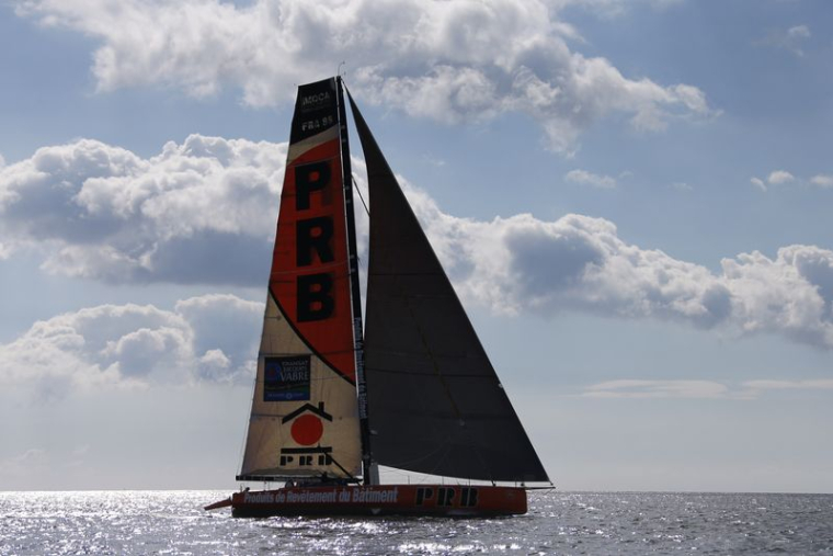 Un monocoque de classe IMOCA au large de La Forêt-Fouesnant