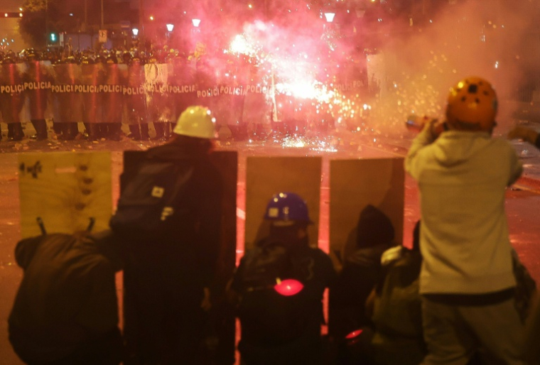 Affrontements entre manifestants et forces de l'ordre à Lima le 15 octobre 2025 ( AFP / Hugo CUROTTO )