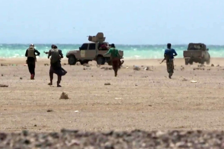 Image tirée d'une vidéo diffusée le 6 octobre 2026 par les "Brigades des Géants du Sud" (pro-gouvernement yéménite) montrant des combattants près du rivage de la mer Rouge, dans le district de Dhobab, dans la province de Taëz, au Yémen ( Yemen Giants Brigades Media Centre / - )