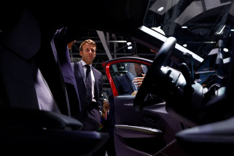 Le président français Emmanuel Macron lors du salon de l'automobile de Paris