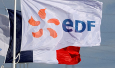 Un drapeau avec le logo d'Électricité de France (EDF) et un drapeau français près de la centrale EDF de Bouchain