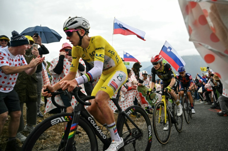 Tadej Pogacar devant Jonas Vingegaard dans le col de la Loze, lors de la 18e étape du Tour de France, le 24 juillet 2025 ( AFP / Loic VENANCE )