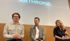 Dario Amodei, cofondateur et patron d'Anthropic, Mike Krieger, directeur produit de la start-up et Sasha de Marigny, directrice de la communication, à San Francisco, Californie, le 22 mai 2025 ( AFP / Julie JAMMOT )