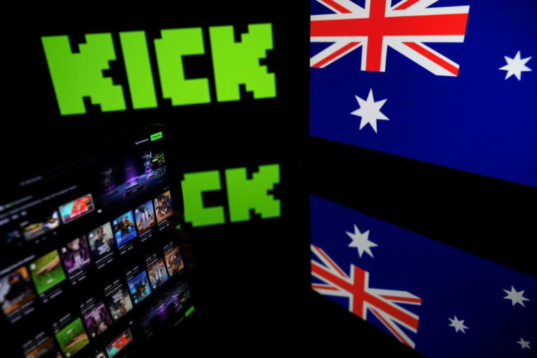 Un écran avec le logo et la page du site australien Kick, à Toulouse le 21 août 2025 ( AFP / Lionel BONAVENTURE )